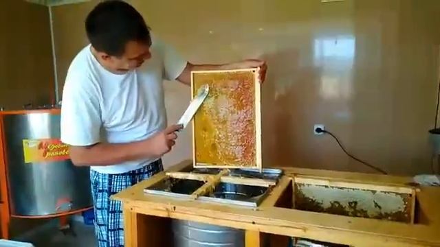 Наша пасека//качаем свежий мед//медогонка Грановского смотреть онлайн