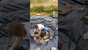 Пруд на участке женскими руками из агроткани и садовой плёнки