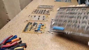 Много зеленых и рыжих км конденсаторов на платах