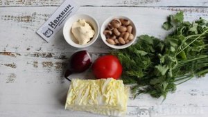 Салат из пекинской капусты, помидоров и белой консервированной фасоли