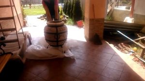 Легко один перенес тандыр с места на место