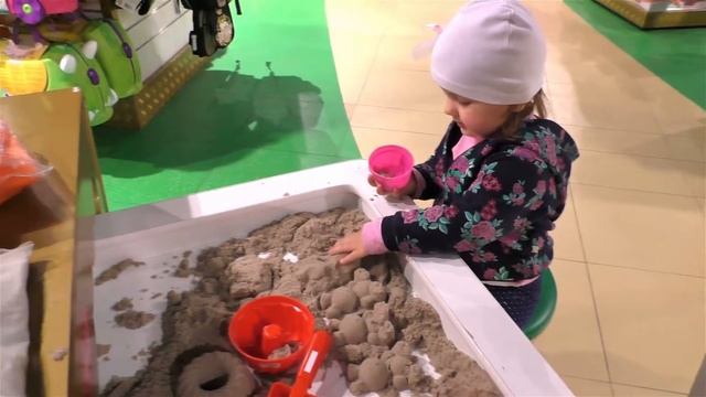Кинетический песок в магазине игрушек HAMLEYS Арина играет с кинетическим песком KINETIC SAND