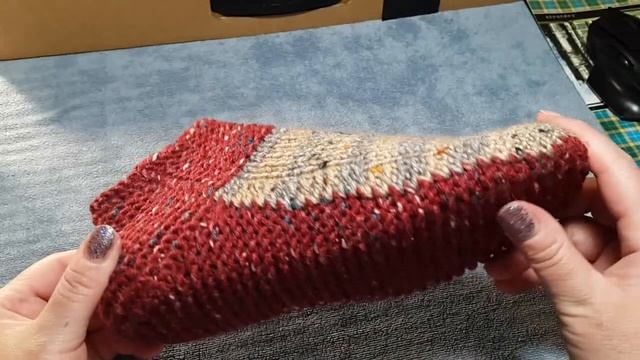 Замечательные по простоте красоте посадке следки двумя спицами без швов смотреть онлайн