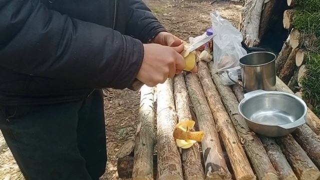 шалаш в лесу. Домик в лесу. Бушкрафт. смотреть онлайн