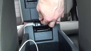 Как снять подлокотник на автомобиле Ford Escape?
