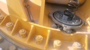 Снимаем фильтр гидросистемы. Ивановец КС 65740-8.