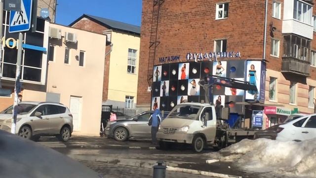 Эвакуатор забирает авто с тратуара смотреть онлайн