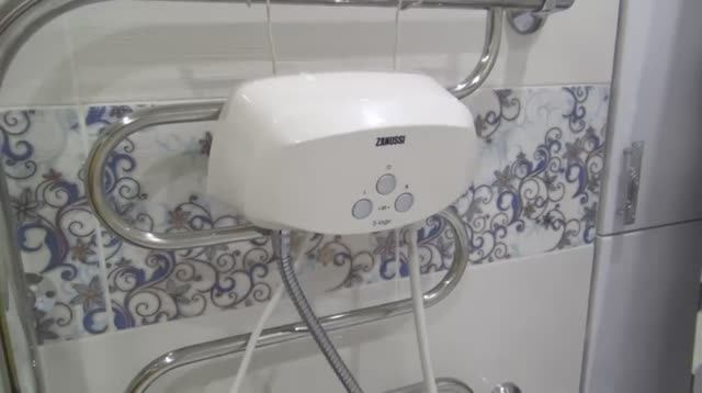 Отказ от горячей воды - Электрический проточный водонагреватель ZANUSSI.mp4 смотреть онлайн