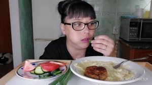 Мукбанг | Пюре с котлетами и овощи | Обжор
