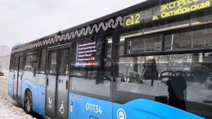 Автобус НефАЗ-5299-40-52 следует по маршруту е12 ”м. Калужская - м. Октябрьская”