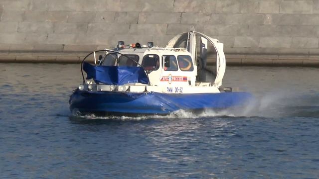 СУДНО НА ВОЗДУШНОЙ ПОДУШКЕ РМИ 00-32 НА МОСКВА-РЕКЕ смотреть онлайн