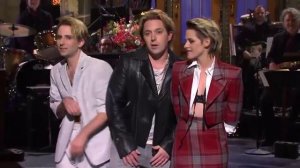 #kristenStewart Pete, Beck, and Kyle stopped by Kristen's monologue. #SNL