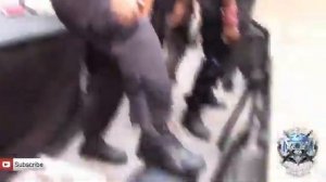 Белые люди целуют ноги чернокожего