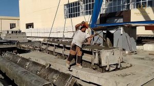 ? Процесс завливки железобетонного лотка и балки. Завод по производству железобетонных изделий | ZG