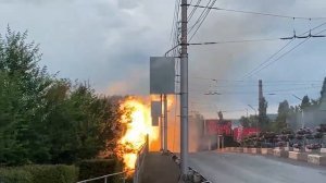 В Саратове грузовик упал с моста на газовую трубу