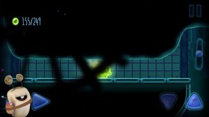 Лизун глазастик плавает под водой в игре goo saga