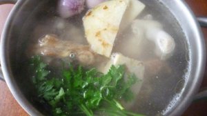 Куриный бульон с домашней лапшей