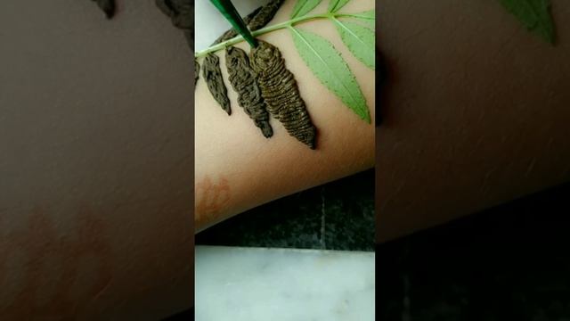 Try new trick mehendi design uses genda phool leaf #blackheartfame #shivu_shivi #shorts #1million