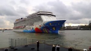 Круизный лайнер выходит из порта