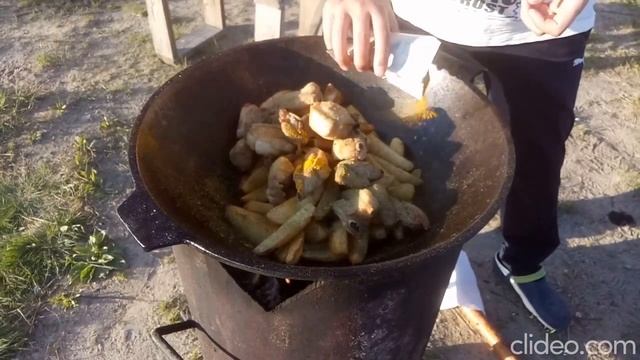 Жареная картошка с сочными ребрышками в казане на костре смотреть онлайн