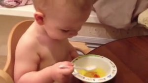 Ребенок 1,5 года кушает суп