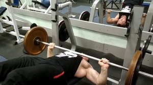 Жим штанги под отрицательным углом