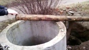 Прикол,палка упала в колодец 40м глубина