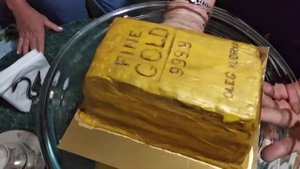 Торт на день рождения, в виде золотого слитка 999.9