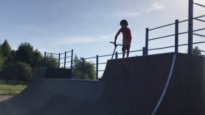 Как научиться кататься на самокате в рампе. Мастер-класс от Тифомея.