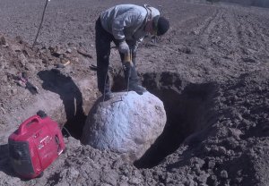 2022 Апрель. Ломаем камни в поле и разбрасываем деньги по полю