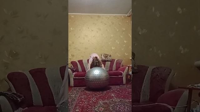 как научиться делать кувырок на мяче
