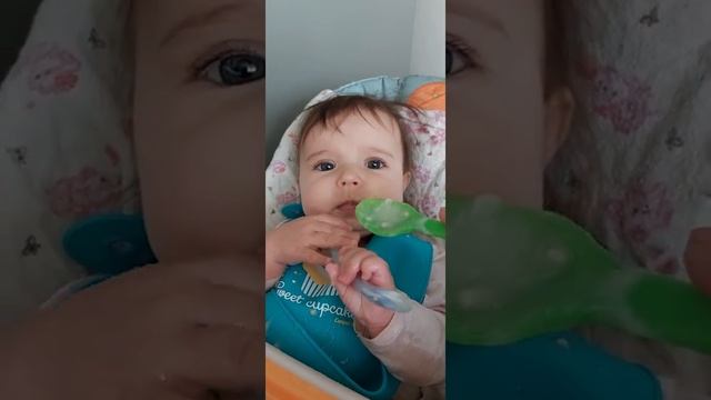 Прикорм в 7 месяцев. Варвара учиться есть самостоятельно. смотреть онлайн