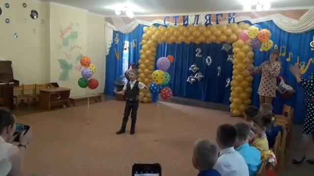 пришла,значит,Катруся поддержать братика-выпукника😃😆😆😆❤❤❤❤ смотреть онлайн