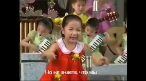 Маленькая девочка с Китая поет песню