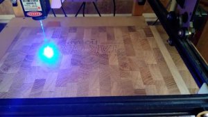 Выжигание лазером логотипа и покрытие маслом торцевой разделочной доски из дуба