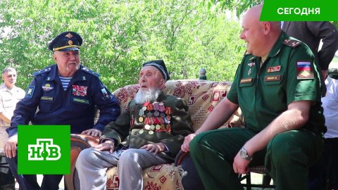 В Таджикистане бойцы российской военной базы поздравили ветерана ВОВ