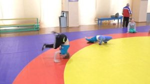 Перевороты на борцовский мост и обратно. Занятие с детьми по вольной борьбе.