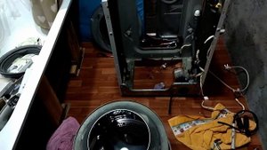 Какая грязь внутри стиральной машины LG. (What a mess inside the LG washing machine.)