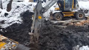 Как достать экскаватор из болота