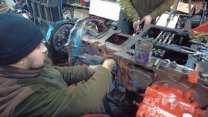 Реанимируем советский трактор Т-40АМ. Стыкуем двигатель с коробкой!!!