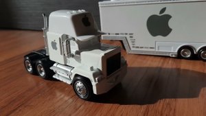Вселенная тачек | McQueen Apple | Белый грузовик MAC | Mattel Disney Pixar
