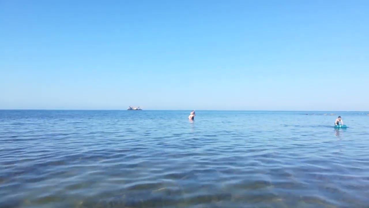 Прозрачная вода в черном море без людей. Дивноморске 2024