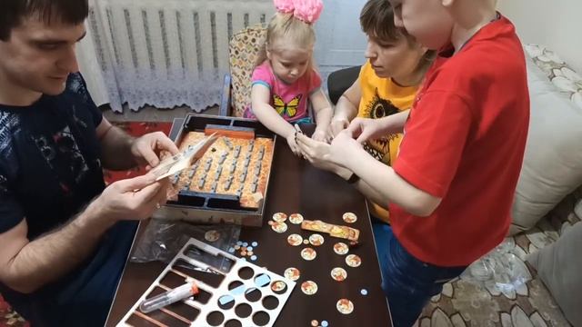 Настя и Папа играют вместе с Мамой и Кириллом в настольную игру Кукарача (Таракан).