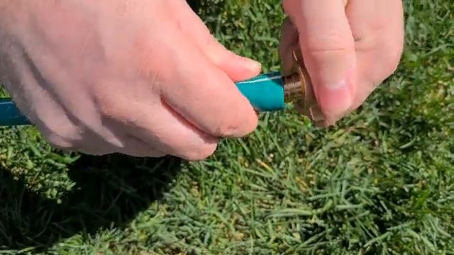 Подсоединение шланга с помощью штуцера к садовому крану смотреть онлайн