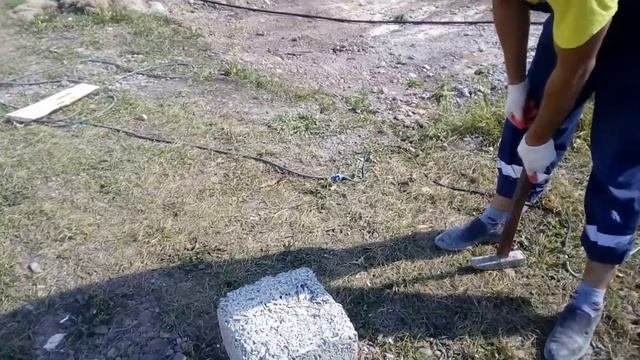 Проверка Арболита на прочность. Бьем монолитный арболит кувалдой.