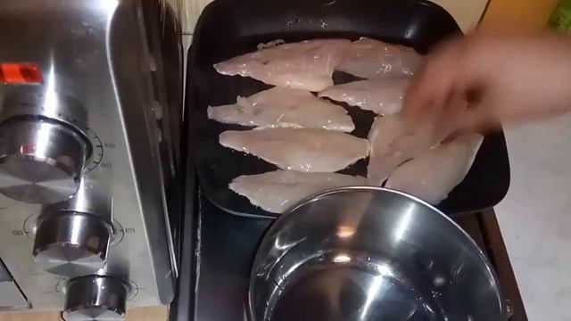 Филе Дорадо на сковороде.  Картофельное пюре с томатным соусом на гарнир.