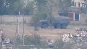 Боец ВС РФ выжил, после того как украинцы попали в грузовик из ПТРК.mp4