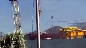 Козловой кран упал в Тюмени. Момент падения крана попал на видео.