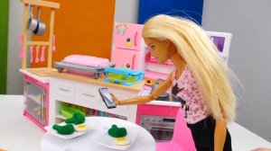 Кен переезжает к Барби. Смешные видео для девочек и игры в куклы — Барби и Кен любовь