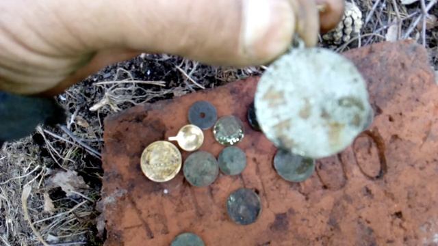 Весенний поиск с металлоискателем на старом финском фундаменте